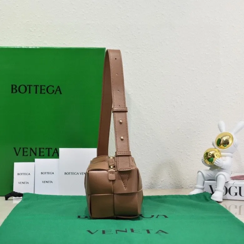 Batch 1420 BV autumn and winter beautiful armpit bag, breaking your definition of armpits BOTTEGA's new BRICK CASSETTE is small and exquisite, breaking the definition of underarms without capacity. It is no longer a small waste bag, but also a classic woven style. Why not buy such a bag? The soft sheepskin material shows a sense of luxury. Style number: 9305 Size: 23.5*10*10cm